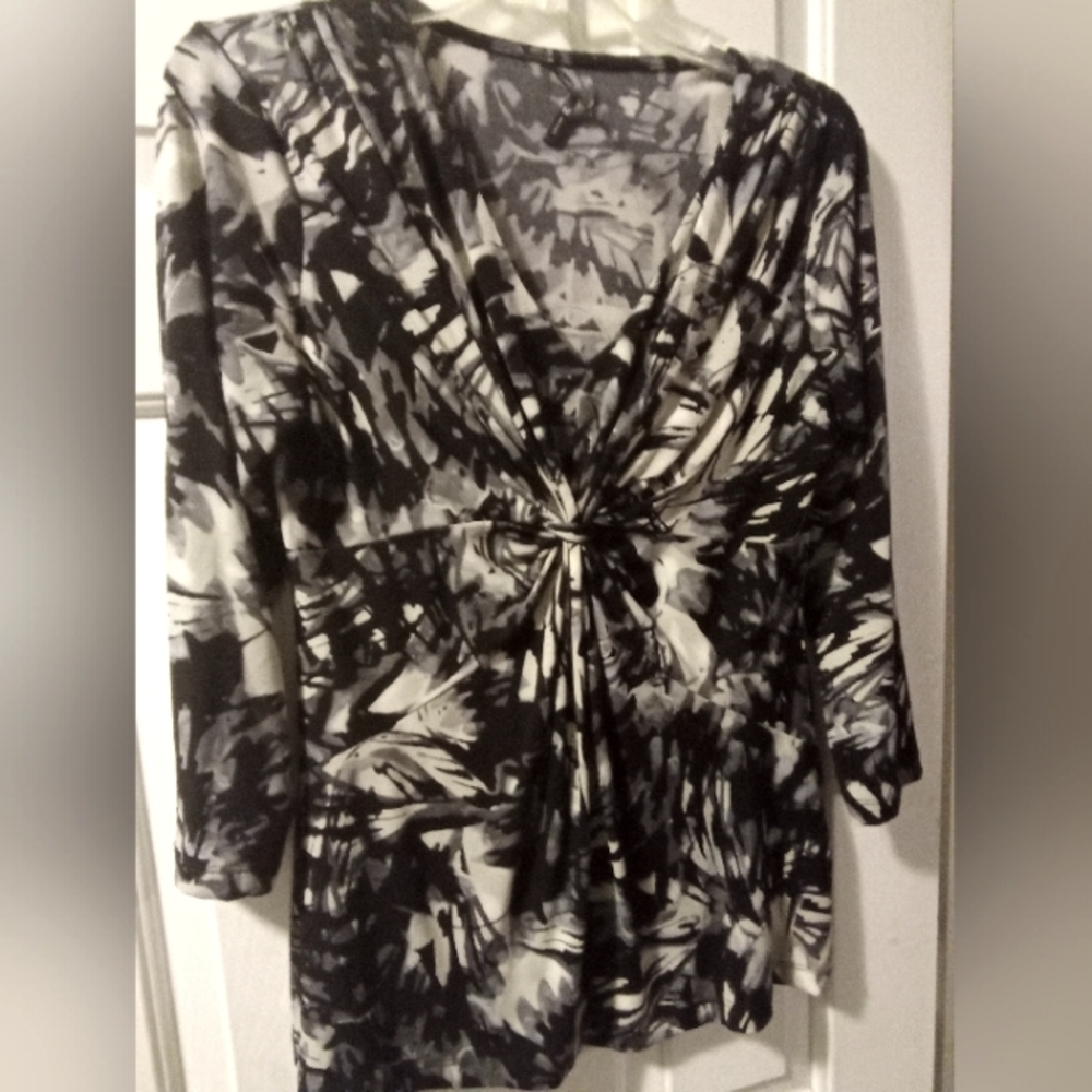 Daisy Fuentes Twisted V-neck, M top
